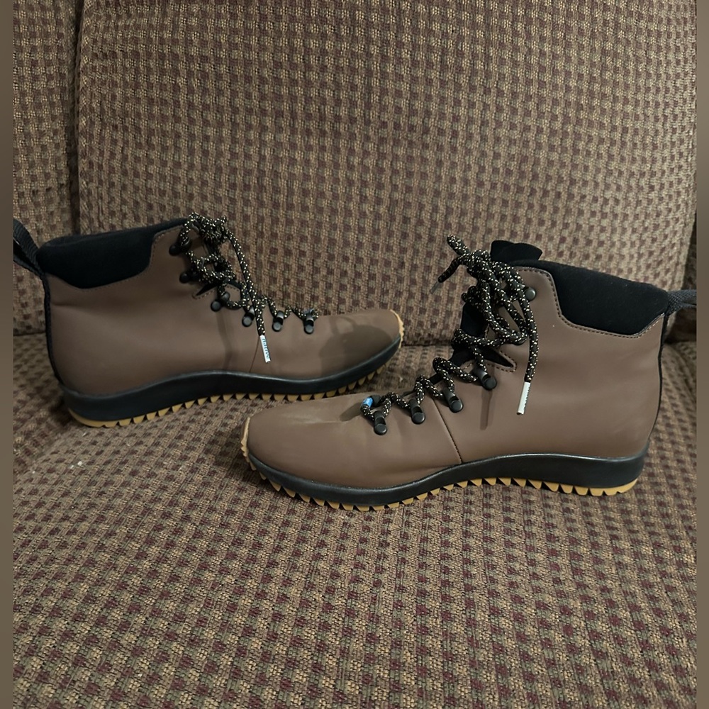 NATIVE-Chucka Style Boots. Sz 9   Keep Your Feet Dry!